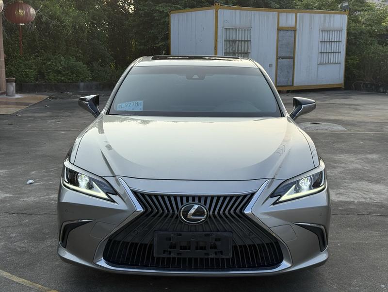 Lexus ES - фото 1