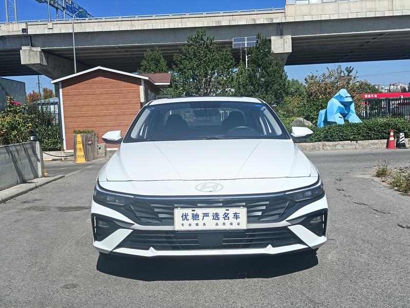 Hyundai Elantra - фото 1
