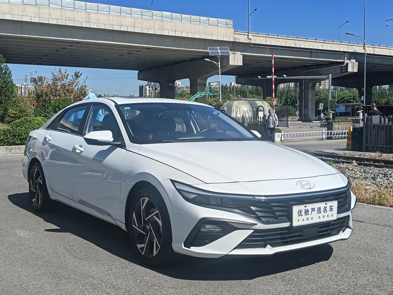 Hyundai Elantra - фото 2