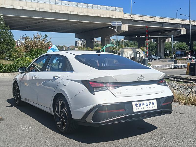 Hyundai Elantra - фото 4