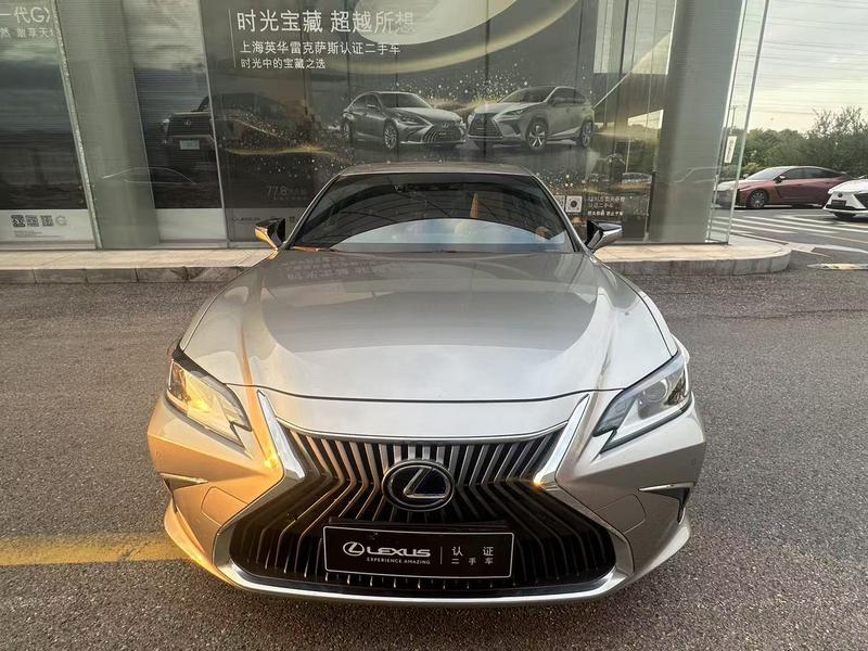 Lexus ES - фото 1
