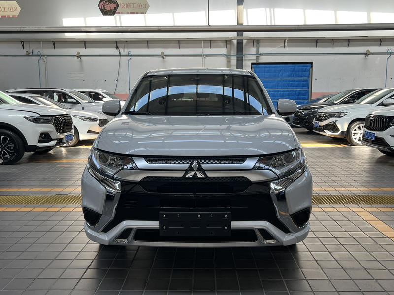 Mitsubishi Outlander - фото 1