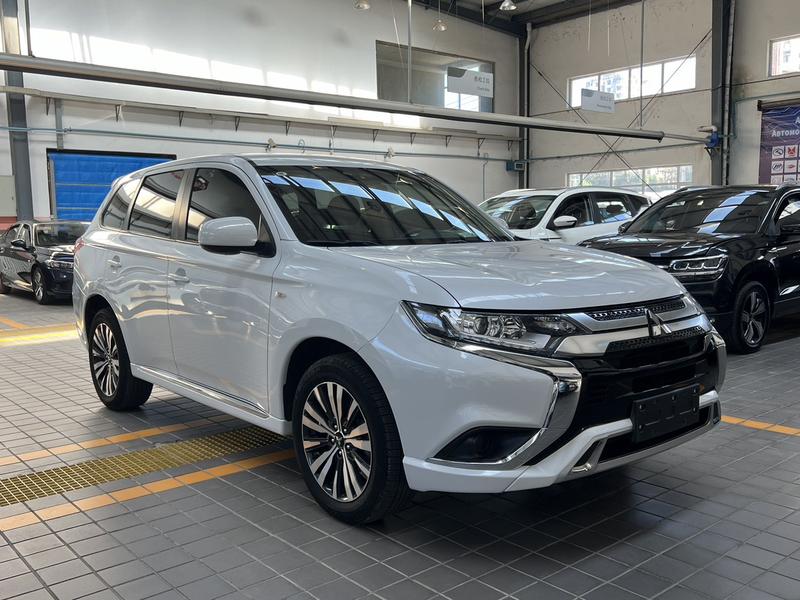 Mitsubishi Outlander - фото 2