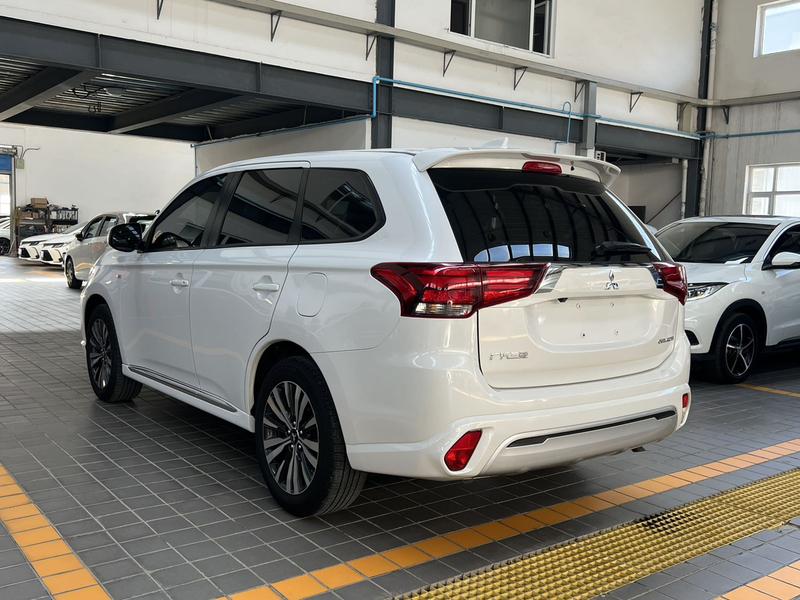 Mitsubishi Outlander - фото 3