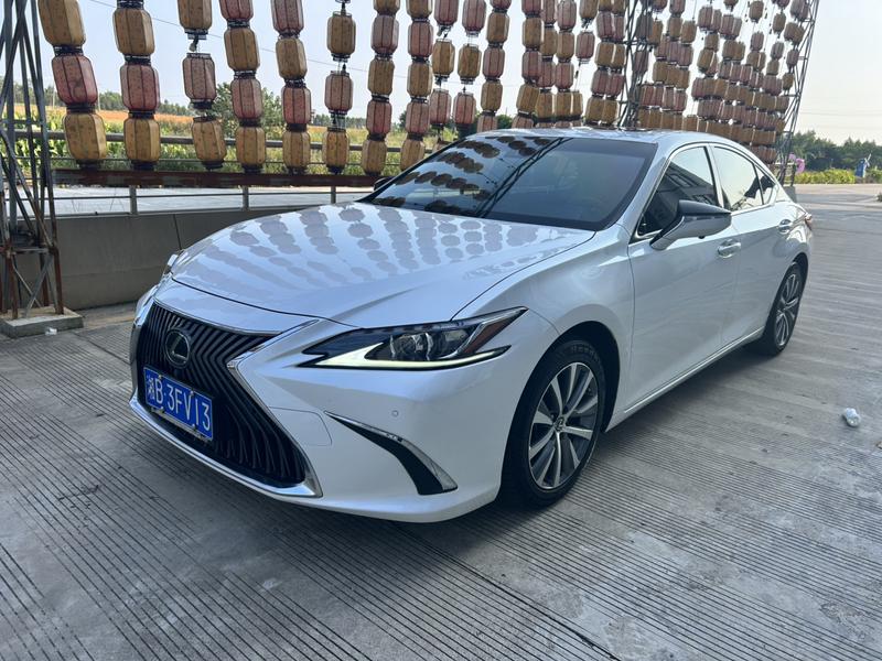 Lexus ES - фото 0