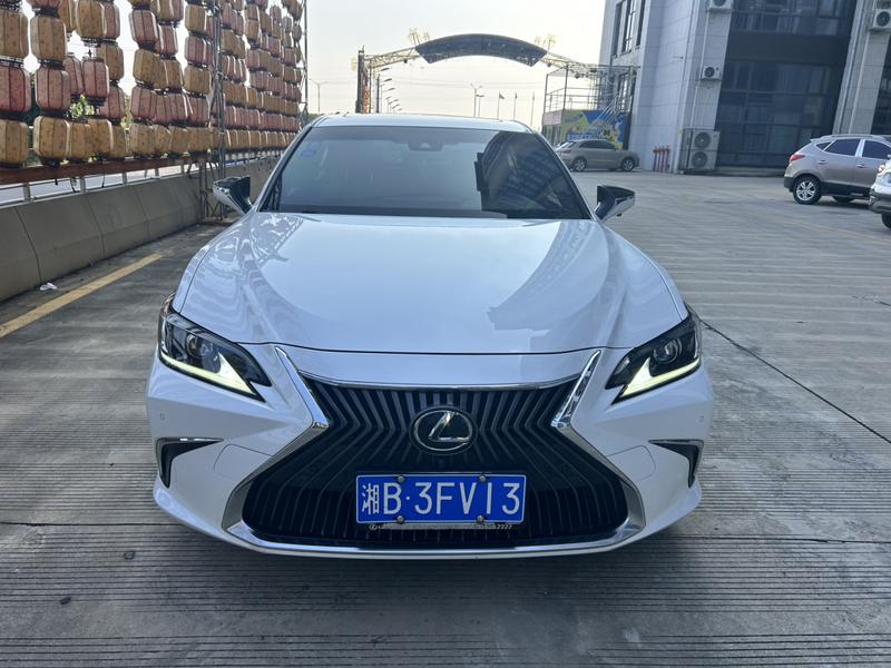 Lexus ES - фото 1