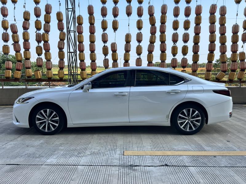 Lexus ES - фото 2