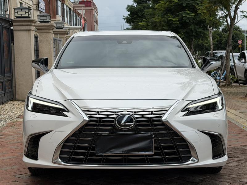 Lexus ES - фото 1