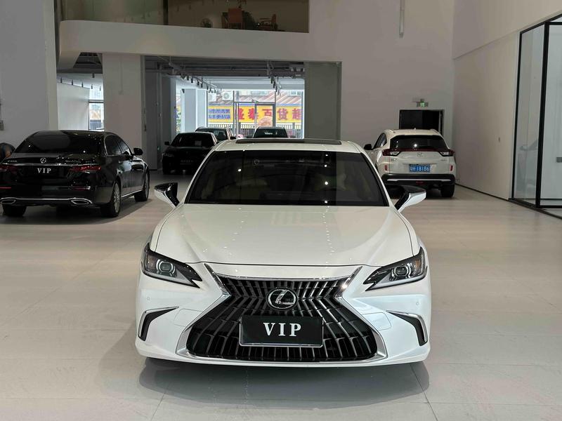 Lexus ES - фото 1