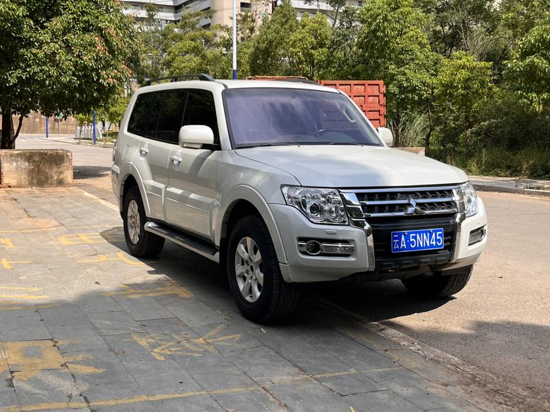 Mitsubishi Pajero (Import) - фото 2