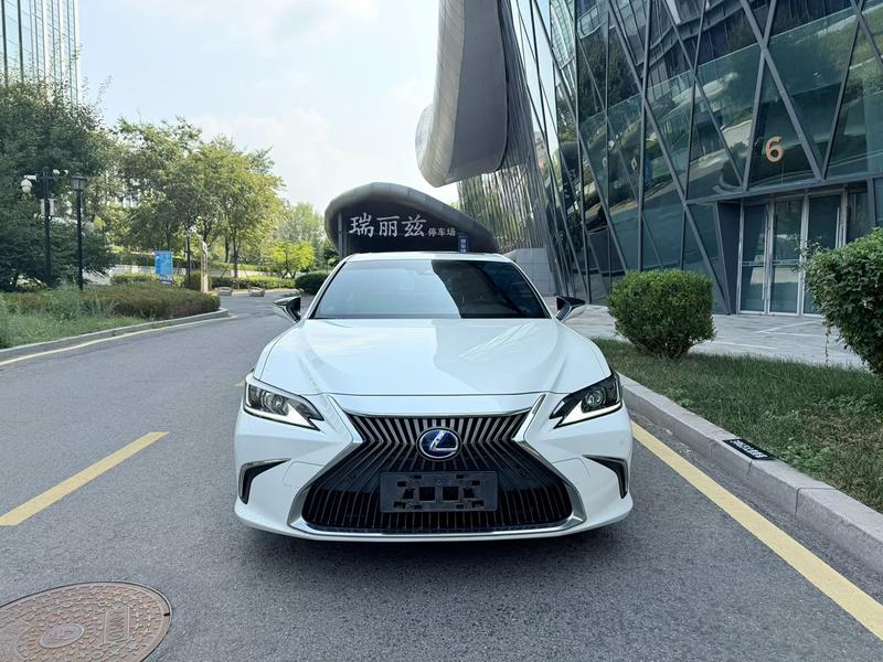 Lexus ES - фото 1