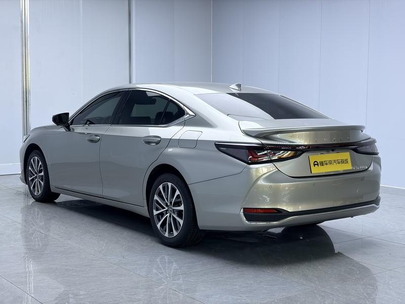 Lexus ES - фото 4