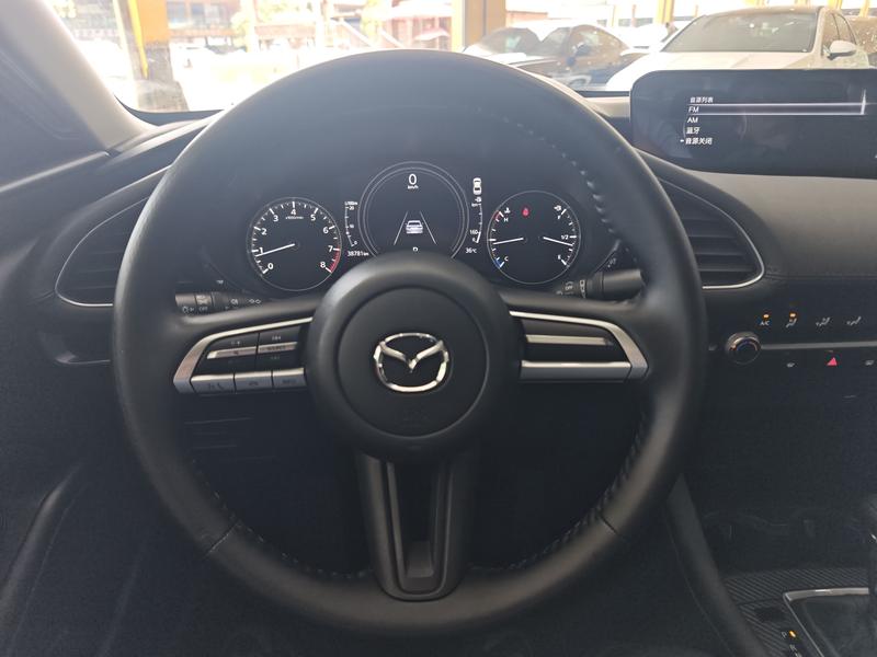 Mazda 3 - фото 4