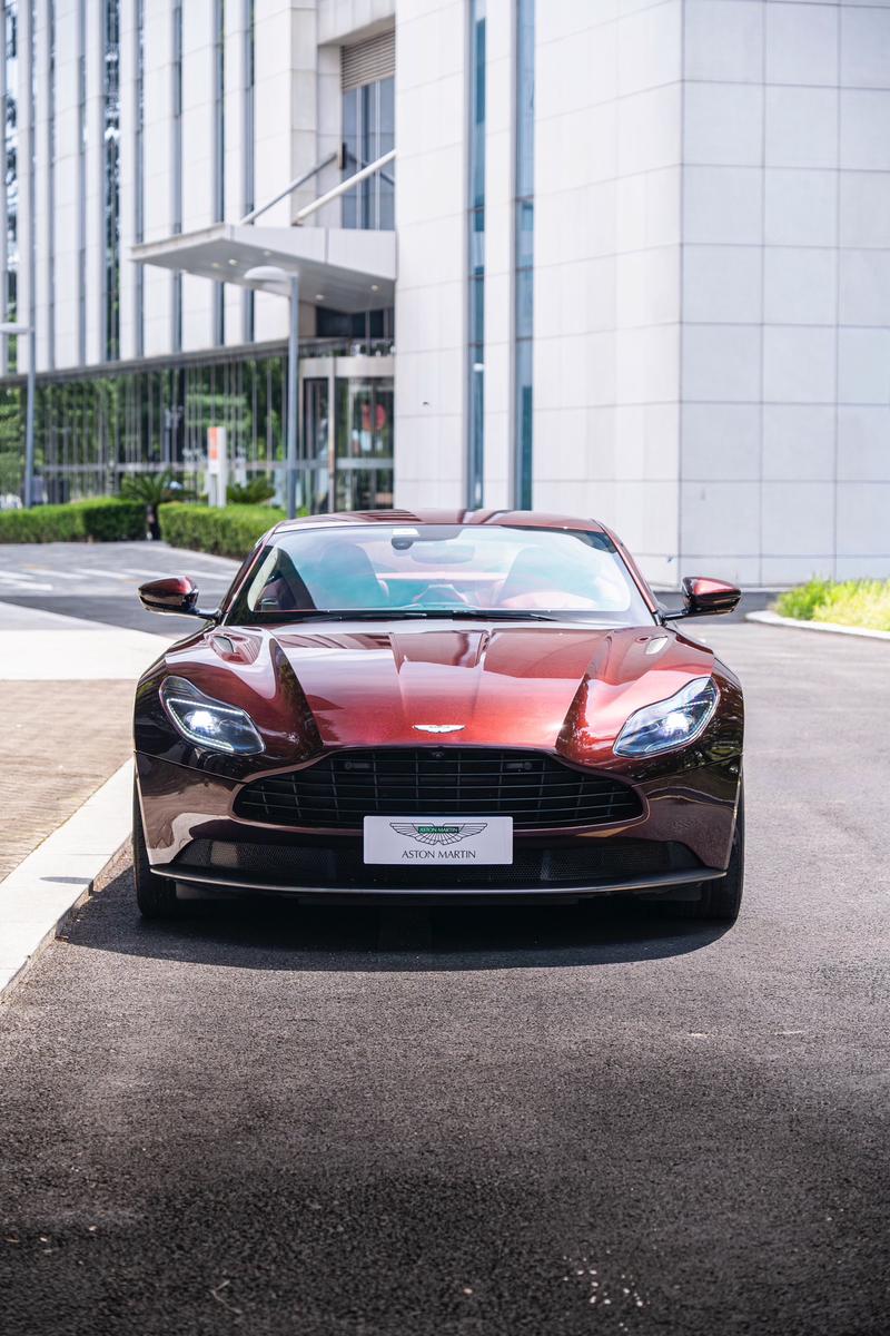 Aston Martin DB11 - фото 1