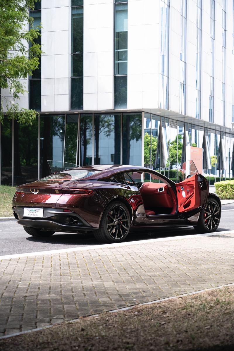 Aston Martin DB11 - фото 4
