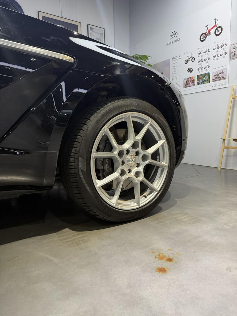 Aston Martin DBX - фото 3