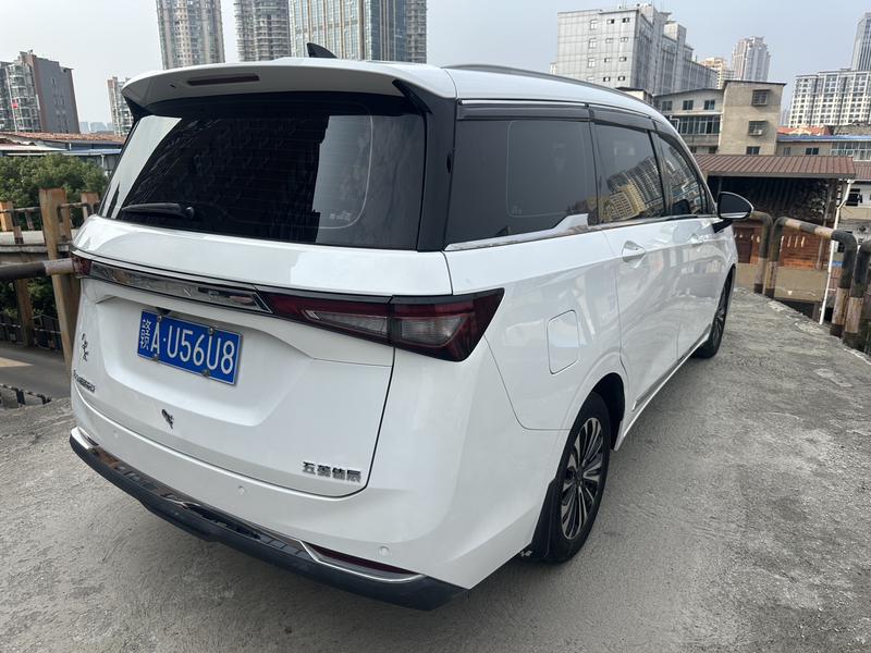 Wuling Jiachen - фото 1