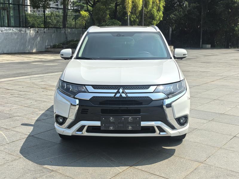 Mitsubishi Outlander - фото 1
