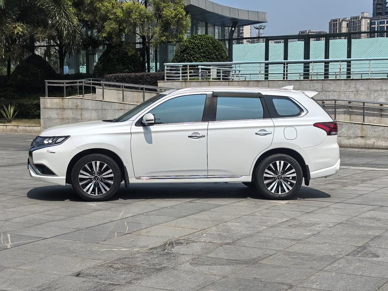 Mitsubishi Outlander - фото 2