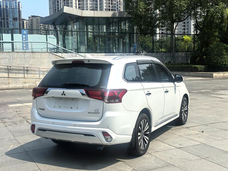 Mitsubishi Outlander - фото 4