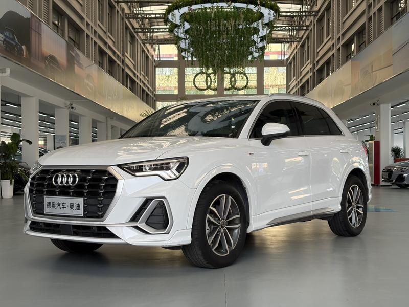 Audi Q3 - фото 0