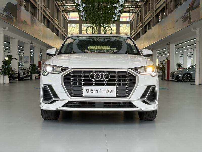 Audi Q3 - фото 1
