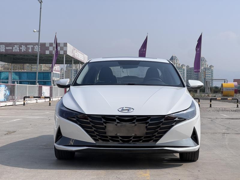 Hyundai Elantra - фото 1