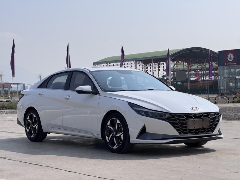 Hyundai Elantra - фото 2