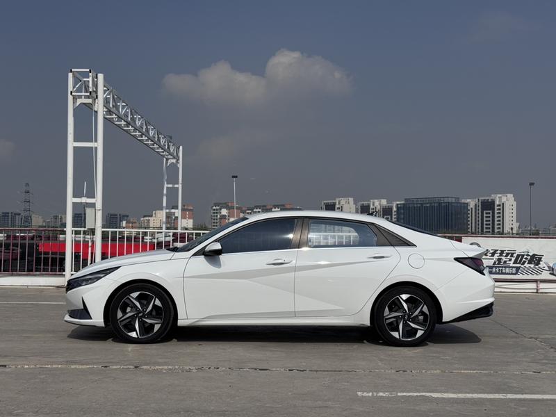 Hyundai Elantra - фото 3