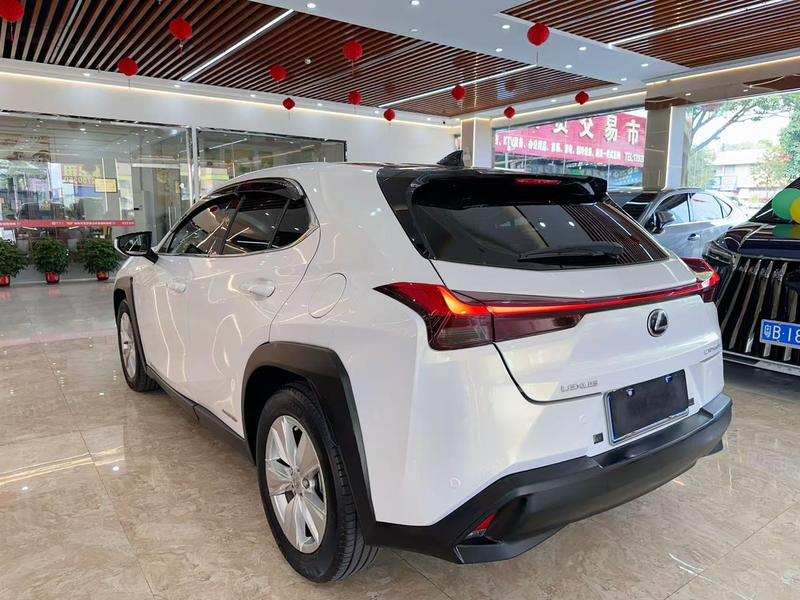 Lexus UX - фото 3