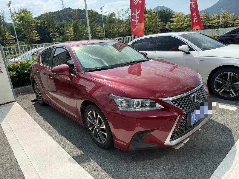Lexus CT - фото 1