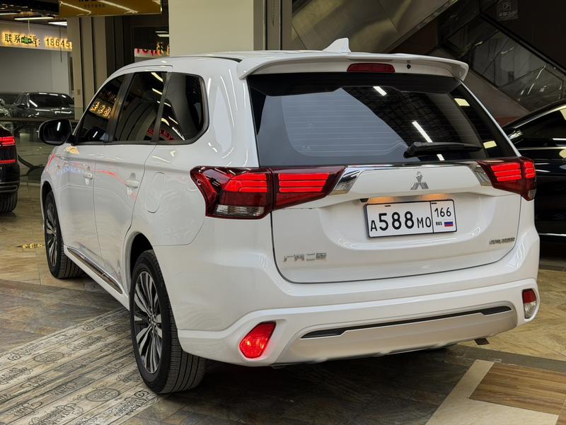Mitsubishi Outlander - фото 3