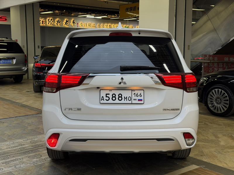 Mitsubishi Outlander - фото 4