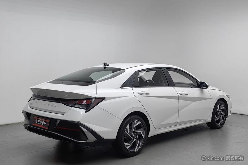 Hyundai Elantra - фото 3