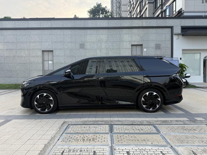 XPeng X9 - фото 3