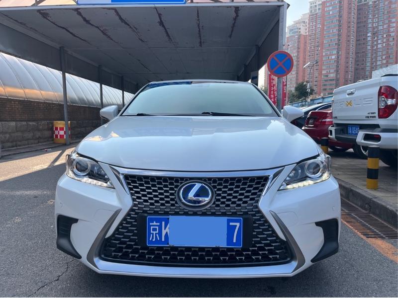 Lexus CT - фото 1