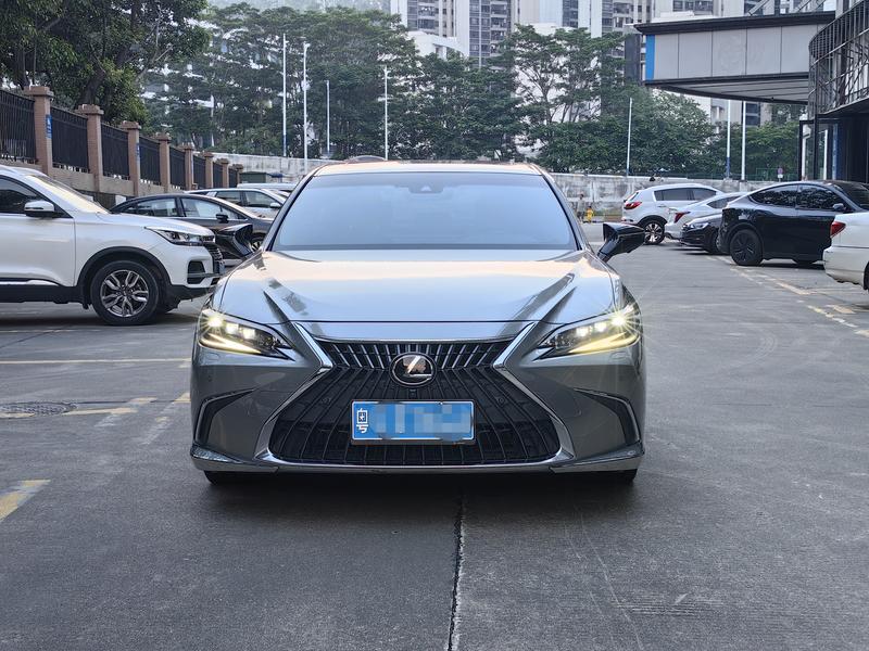 Lexus ES - фото 1