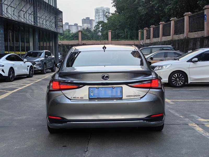 Lexus ES - фото 2