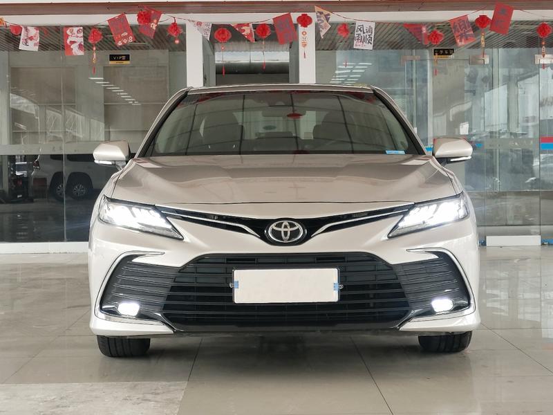 Toyota Camry - фото 1