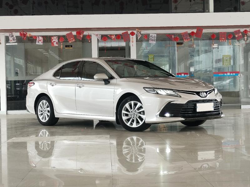 Toyota Camry - фото 2