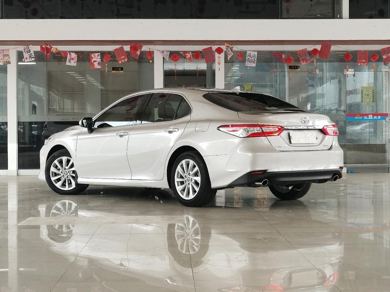 Toyota Camry - фото 3