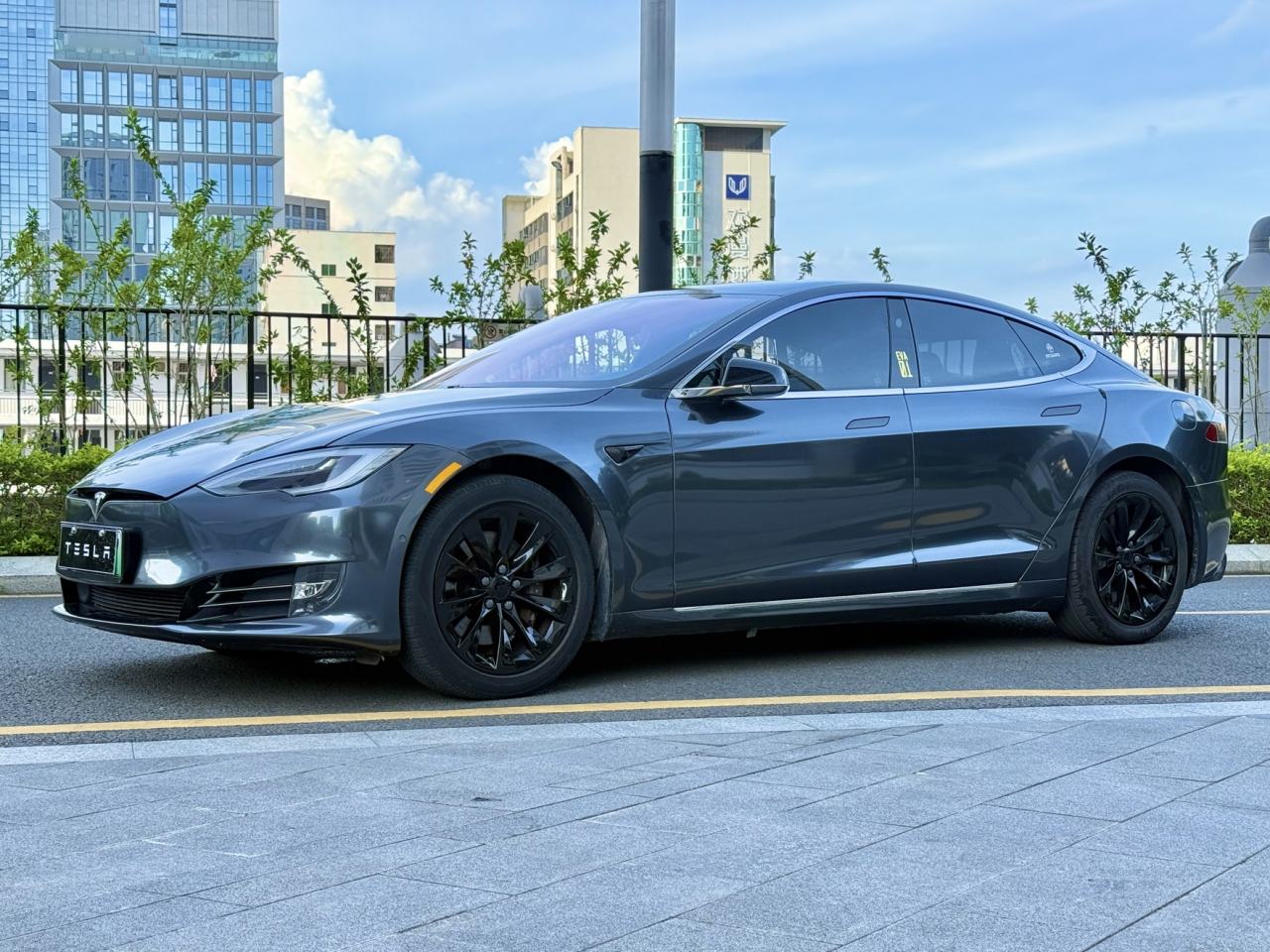 Tesla Model S - фото 0