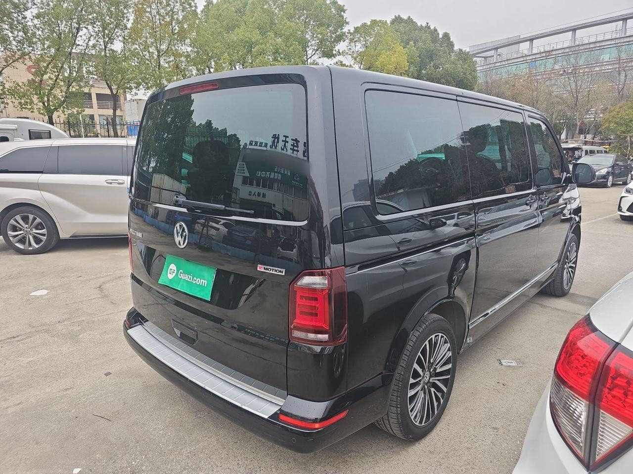Volkswagen Multivan - фото 3
