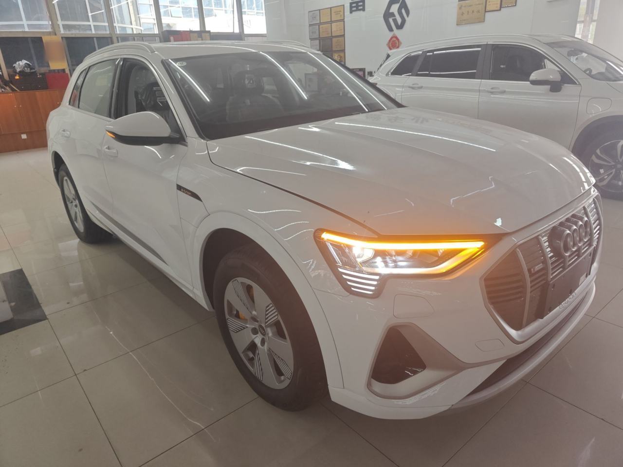 Audi e-tron - фото 2
