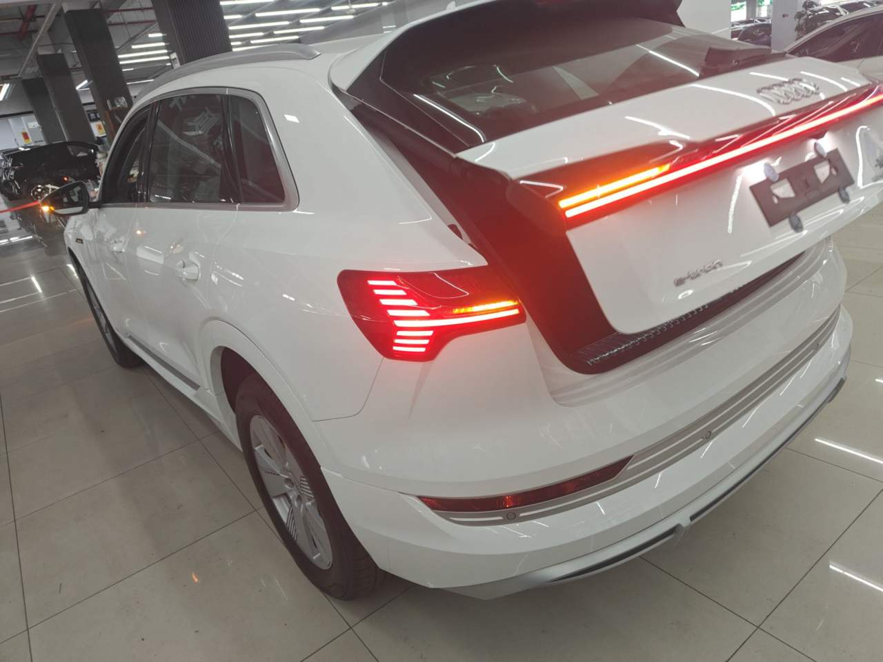 Audi e-tron - фото 3