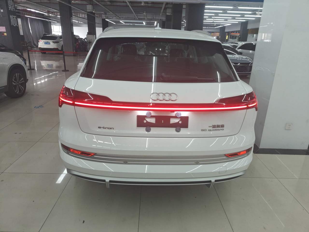 Audi e-tron - фото 4
