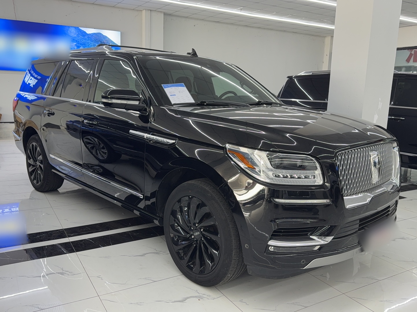 Lincoln Navigator (Import) - фото 2