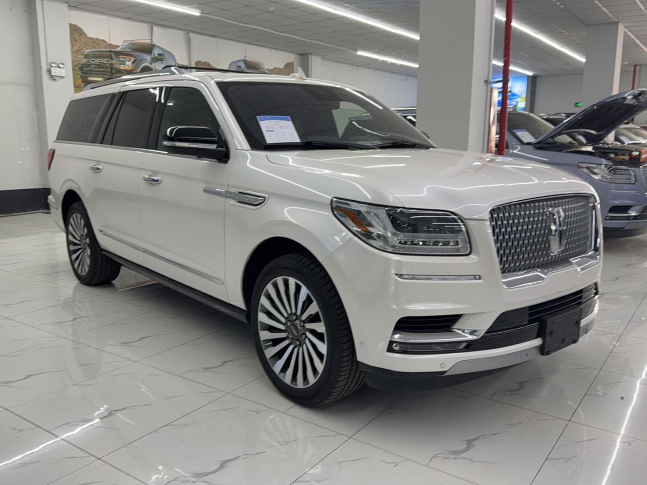 Lincoln Navigator (Import) - фото 2