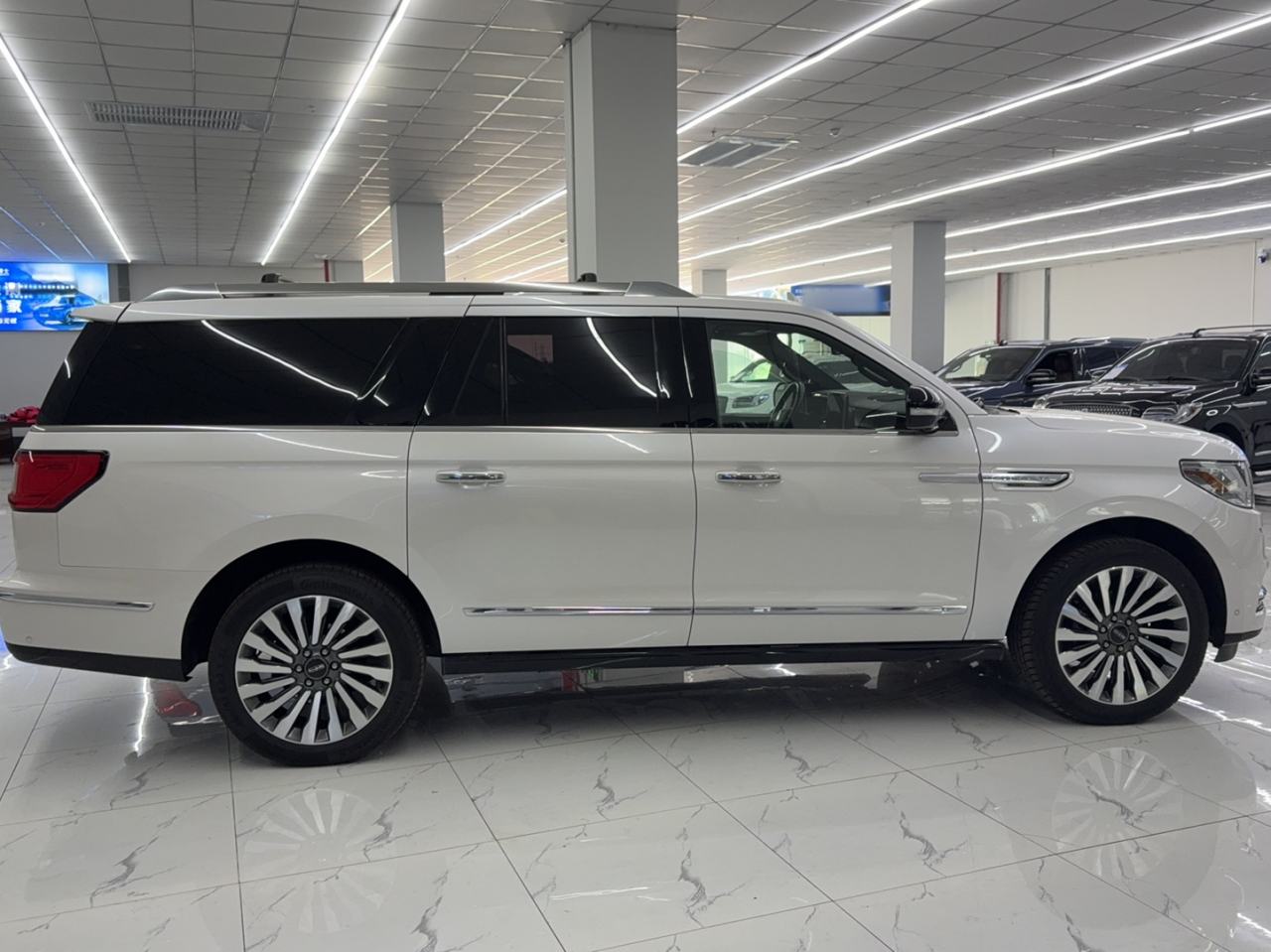 Lincoln Navigator (Import) - фото 3