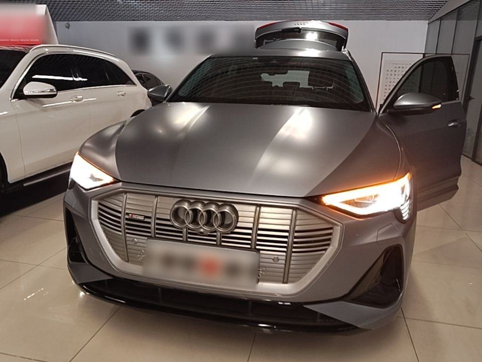 Audi e-tron - фото 1